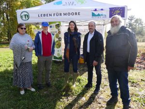 Am LIFE for MIRES-Infostand mit Zdeňka Lelková, Altbürgeremisterin von Stožec (1.v.l.) und Heinz Scheibenzuber, Bürgermeister von Haidmühle (2.v.r.).