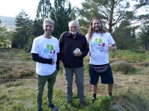 Die Woidboyz, Andi Weindl und Uli Nutz, freuen sich mit Ernst Obermeier vom Planungsbüro FNL (Mitte) über seine LIFE for MIRES-Tasse.